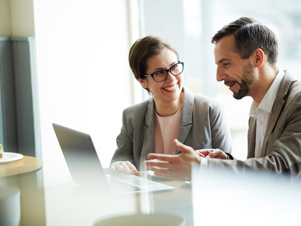 MOS 2.0: Dwoje ludzi rozmawia przy laptopie.