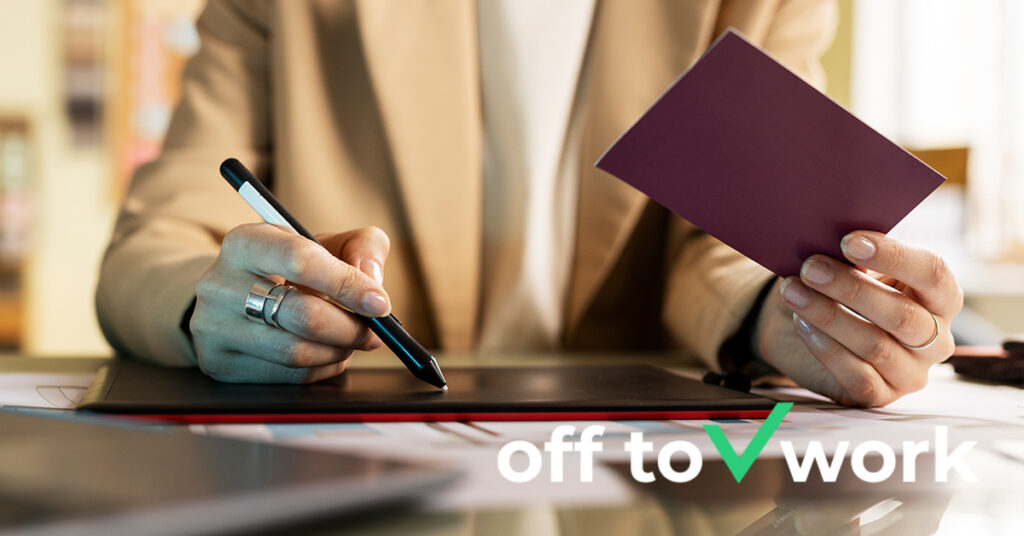 Jak szukać pracy w Polsce: Osoba pisze i trzyma dokumenty.