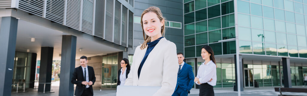 MOS 2.0: Grupa profesjonalnych ludzi w biurze.