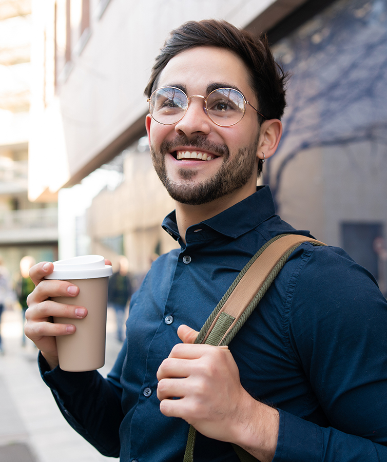 Легалізація в польщі: Чоловік у сорочці посміхається