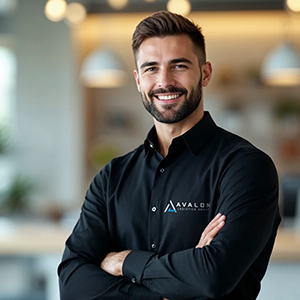 получить вид на жительство: мужчина в чёрной рубашке улыбается.